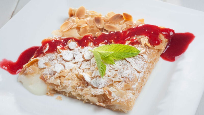 Pantxineta con coulis de frambuesa