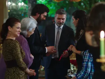 Huseyin pone los anillos a Ömar y Elif Huseyin pone los anillos a Ömar y Elif