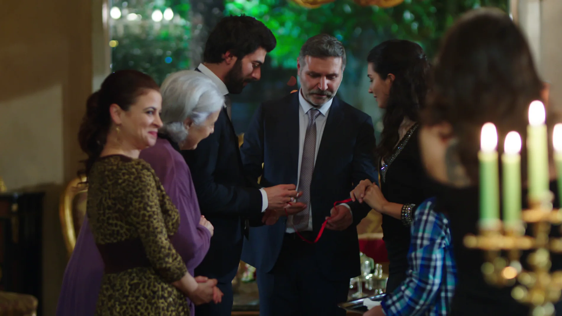 Huseyin pone los anillos a Ömar y Elif