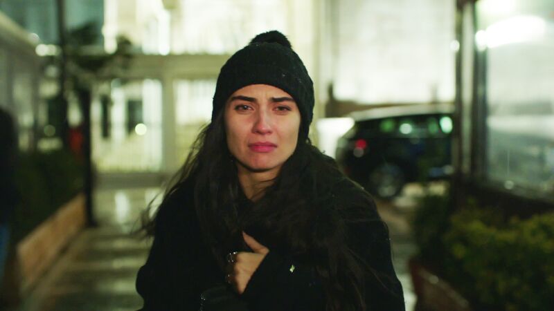Ipek se interpone entre Ömar y Elif