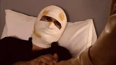 Ömer herido en la cárcel Ezel