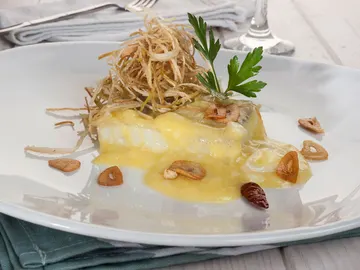 Bacalao al pil pil con crujiente de puerros Bacalao al pil pil con crujiente de puerros