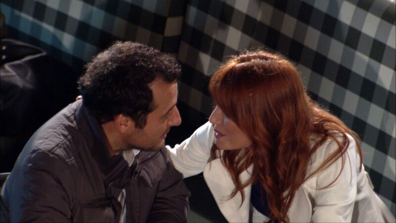 Eysan descubre a Cengiz con otra mujer. El plan de Ezel funciona