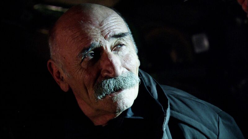 Ali está a punto de asesinar a Ramiz