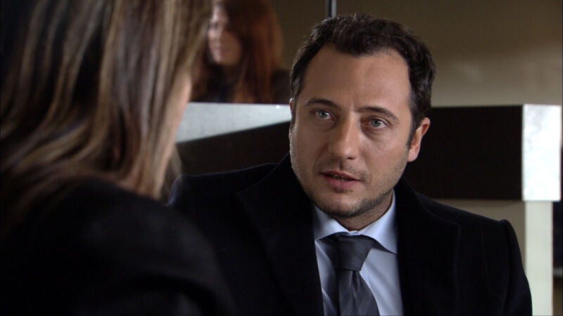 Cengiz, desesperado por conseguir un crédito para salvar su inversión