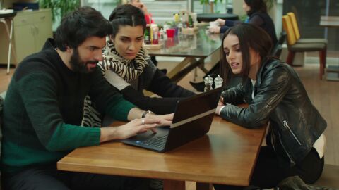 Nil&uuml;fer tiene el disco de Tayyar