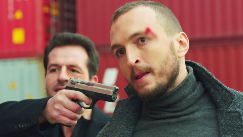 Ömar encuentra a Serat y Fatih y dispara a uno de los dos