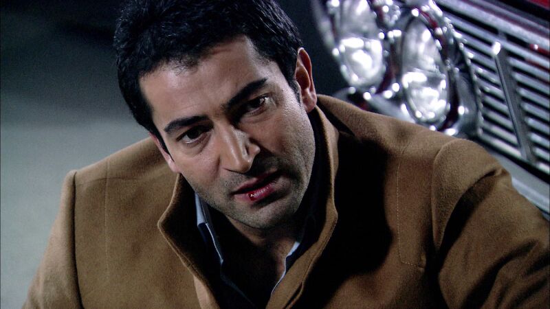 Ezel se pelea cuerpo a cuerpo con Ali por Eren