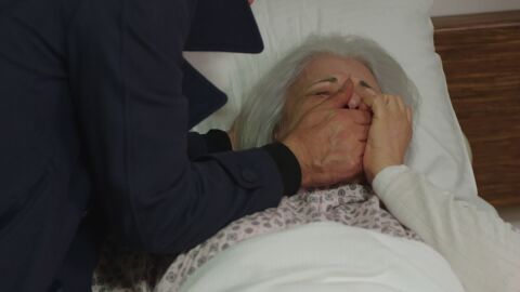 Huseyin asfixia a su madre