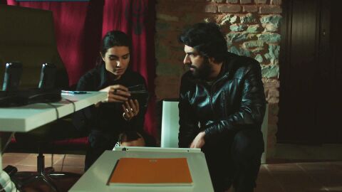 &Ouml;mar y Elif, juntos contra Tayyar