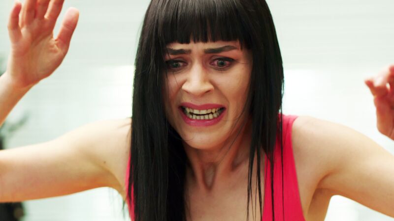 Asli intenta suicidarse