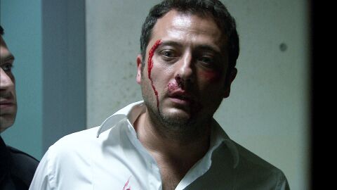 &Ouml;mar lleva a cabo su venganza con Cengiz en la c&aacute;rcel