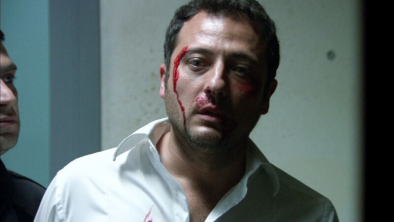 Ezel lleva a cabo su venganza con Cengiz en la cárcel