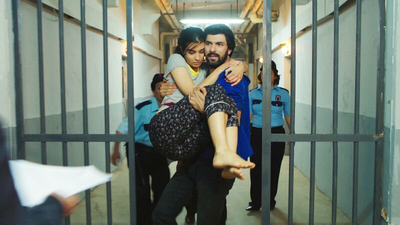 Elif, agredida en prisión con un objeto punzante