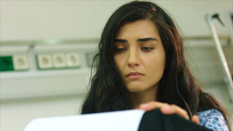 Elif despierta del coma y descubre una terrible realidad