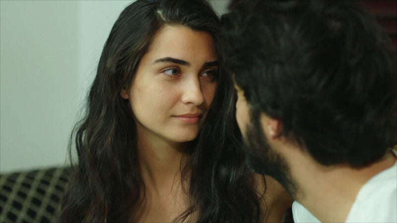 Elif le confiesa a Ömar que ha perdido al bebé