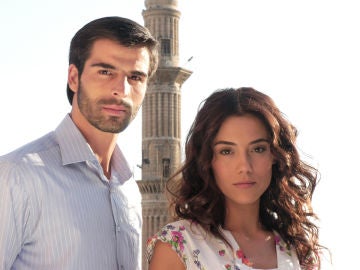 Cansu Dere y Mehmet Akif Alakut, protagonistas de 'Sila'