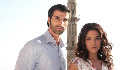 Cansu Dere y Mehmet Akif Alakut, protagonistas de 'Sila' Cansu Dere y Mehmet Akif Alakut, protagonistas de 'Sila'