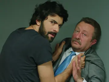 Tayar soborna a Ömar con la vida de Nilüfer Tayar soborna a Ömar con la vida de Nilüfer