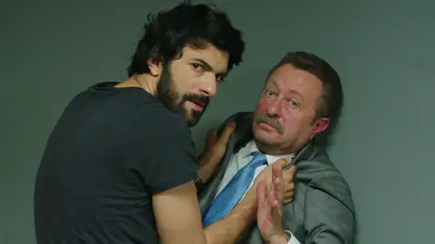 Tayar soborna a Ömar con la vida de Nilüfer Tayar soborna a Ömar con la vida de Nilüfer