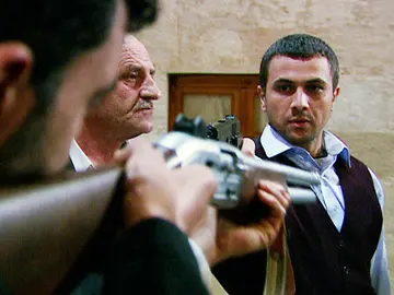 Boran intenta lidiar en una guerra de clanes Boran intenta lidiar en una guerra de clanes