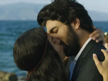 Omar y Elif se besan Omar y Elif se besan