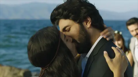 Omar y Elif se besan Amor de contrabando