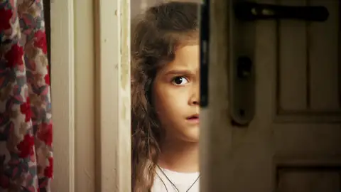 Rita descubre que Carmina va a traicionar a su padre Genesio Rita descubre que Carmina va a traicionar a su padre Genesio
