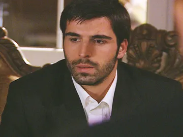 Boran tiene que volver a Mardin por su padre Boran tiene que volver a Mardin por su padre