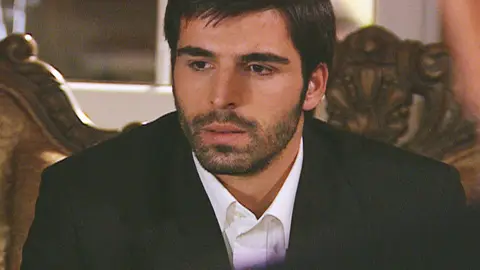 Boran tiene que volver a Mardin por su padre Boran tiene que volver a Mardin por su padre