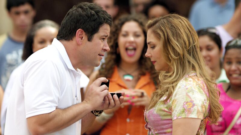 El futbolista Tifón pide matrimonio a Monalisa