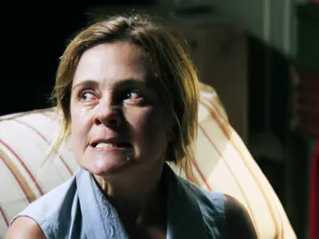 Carmina enloquece al descubrir que Genesio ha muerto Carmina enloquece al descubrir que Genesio ha muerto