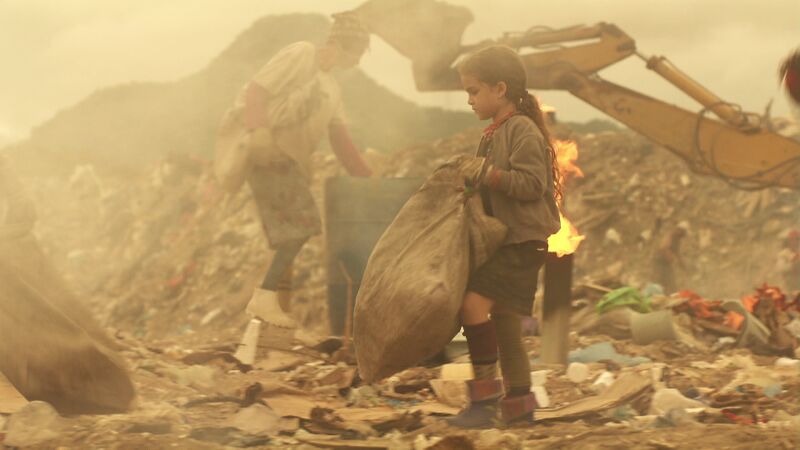 Rita afronta su primer día de trabajo en el vertedero