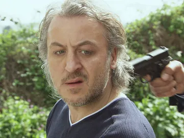 Ali intenta llevar a cabo su plan de venganza Ali intenta llevar a cabo su plan de venganza