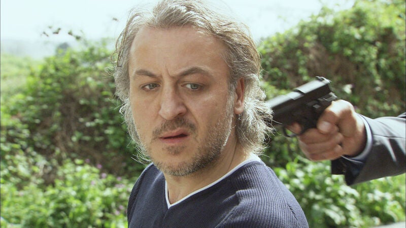 Ali intenta llevar a cabo su plan de venganza 