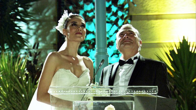 Eysan declara su amor a Ezel durante su boda con Kenan