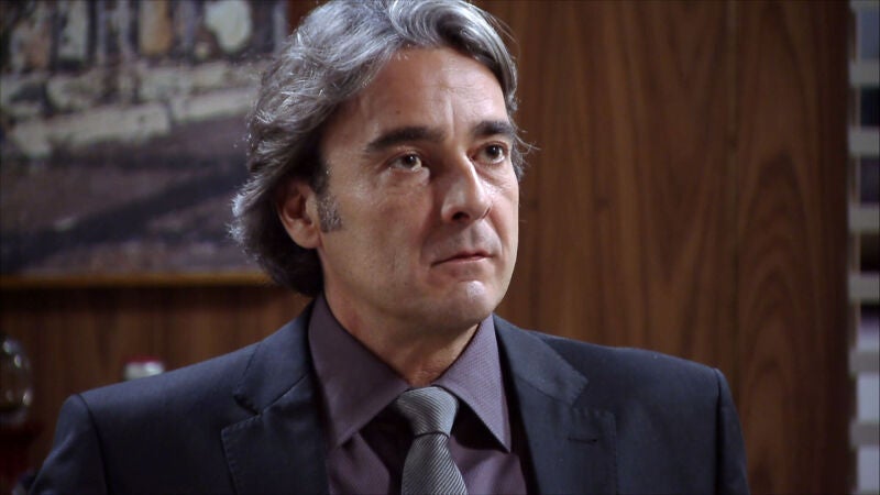 Thomas descubre la doble vida de su padre en Avenida Brasil