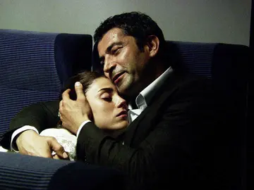 Ömer toma la decisión más dura de su vida: Así ha sido el final Ezel Ömer toma la decisión más dura de su vida: Así ha sido el final Ezel