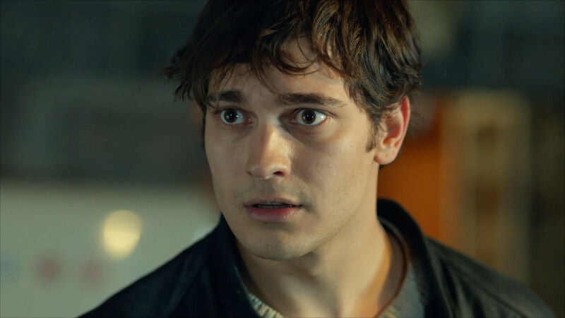 Yaman rescata a Mira de las manos de Tan en el momento preciso