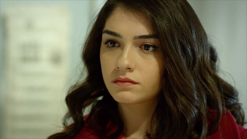 Mert le confiesa a Aylul que ha besado a Tugçe