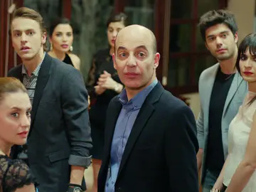 Yaman humilla a Orkun en su fiesta de cumpleaños Yaman humilla a Orkun en su fiesta de cumpleaños