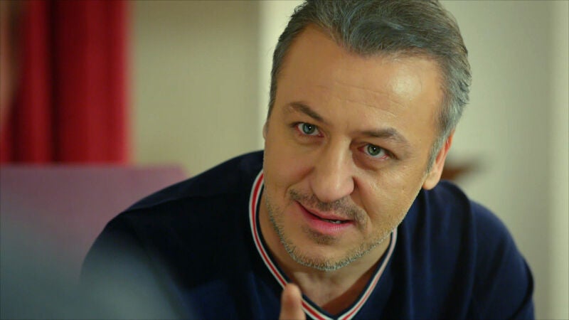 Selim le aconseja a Yaman que deje su pasado atrás y mire al futuro