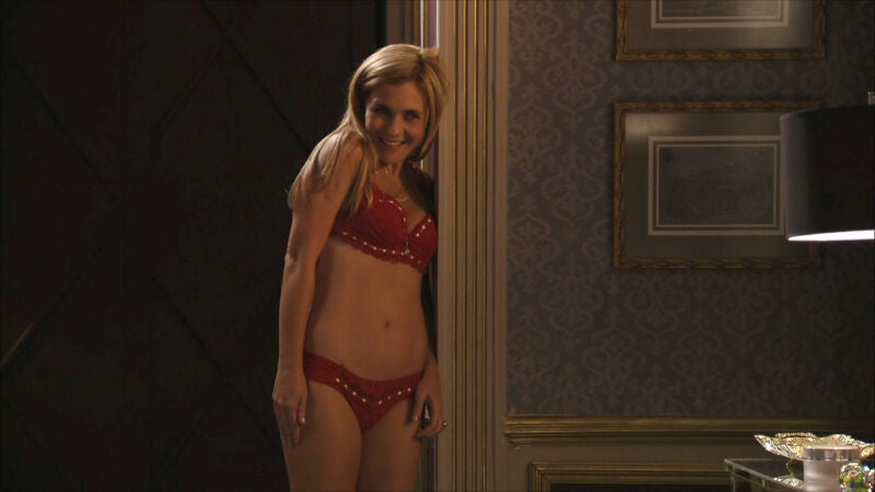 Carmina utiliza sus armas para convencer a Tifón de que la novia de Jorgito es mala persona