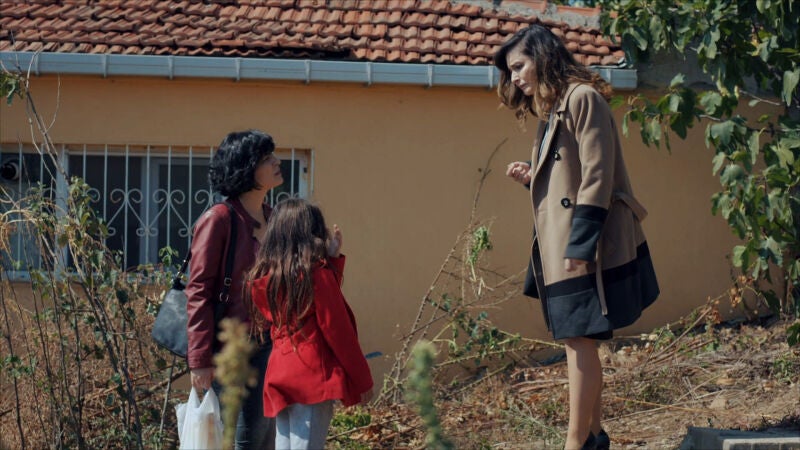 La madre de Melek se encara con las profesoras de su hija