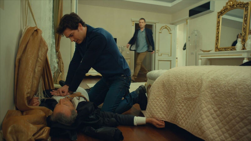 El padre de Ender tiene un infarto y Yaman intenta reanimarle