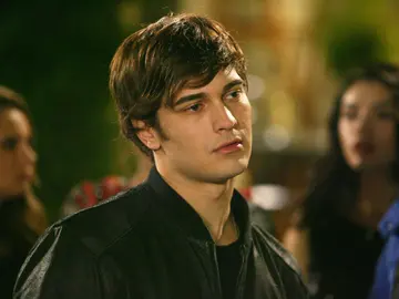 Los brutales cambios de look de Çagatay Ulusoy, Yaman en 'Medcezir' Los brutales cambios de look de Çagatay Ulusoy, Yaman en 'Medcezir'