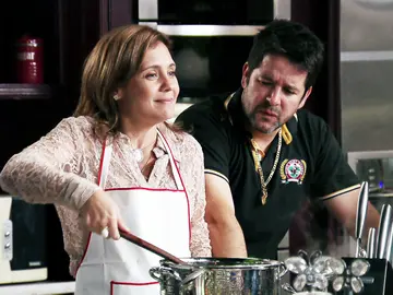 Nina obliga a Carmina a cocinar para toda la familia Nina obliga a Carmina a cocinar para toda la familia