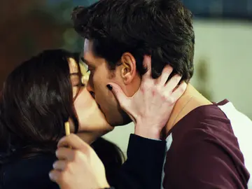 Ada, la hija secreta de Asim, besa a Yaman Ada, la hija secreta de Asim, besa a Yaman