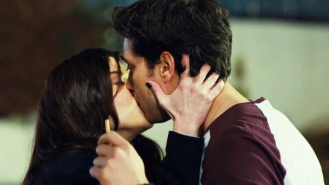 Ada, la hija secreta de Asim, besa a Yaman