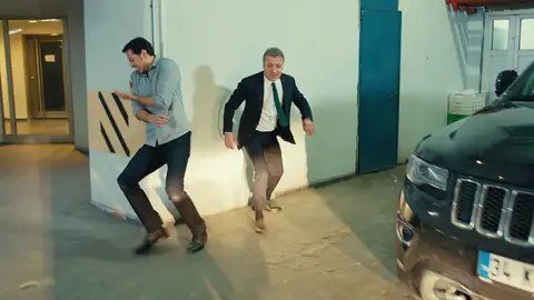 Unos desconocidos asaltan a Kenan y Selim en el garaje Unos desconocidos asaltan a Kenan y Selim en el garaje